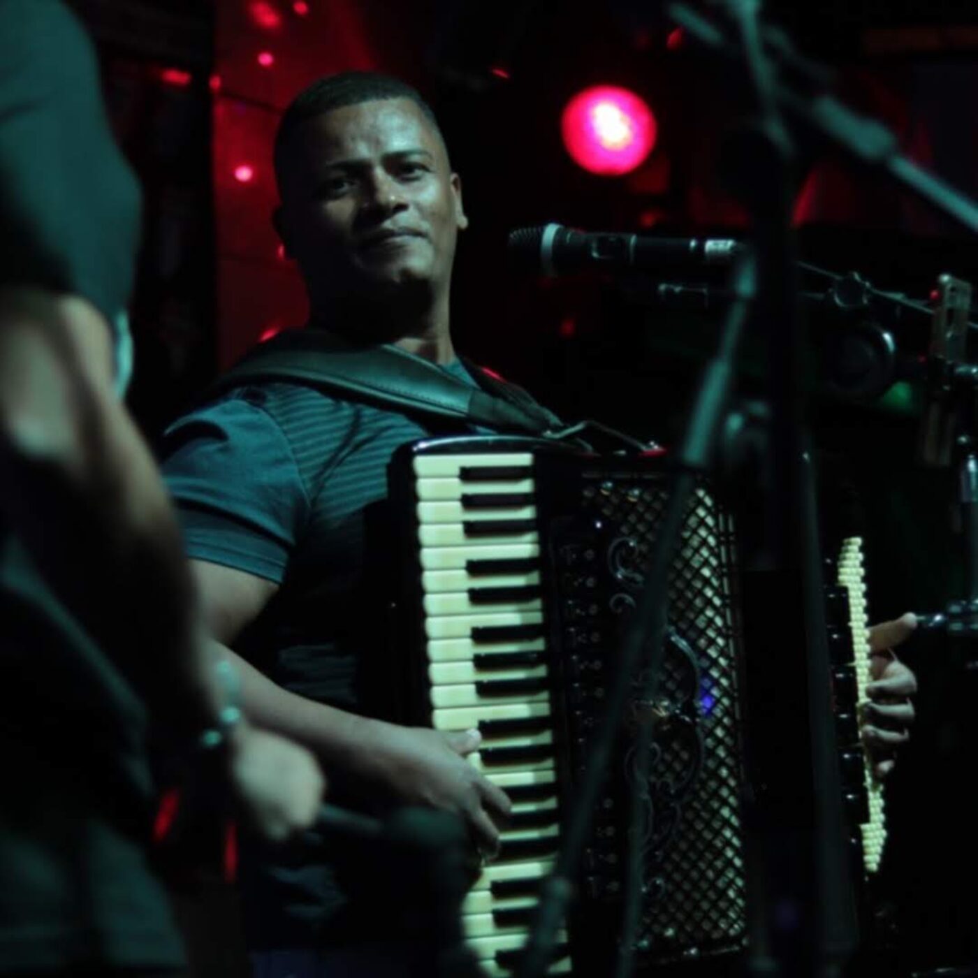 Mestre Nonô tocando acordeon de perto durante uma apresentação