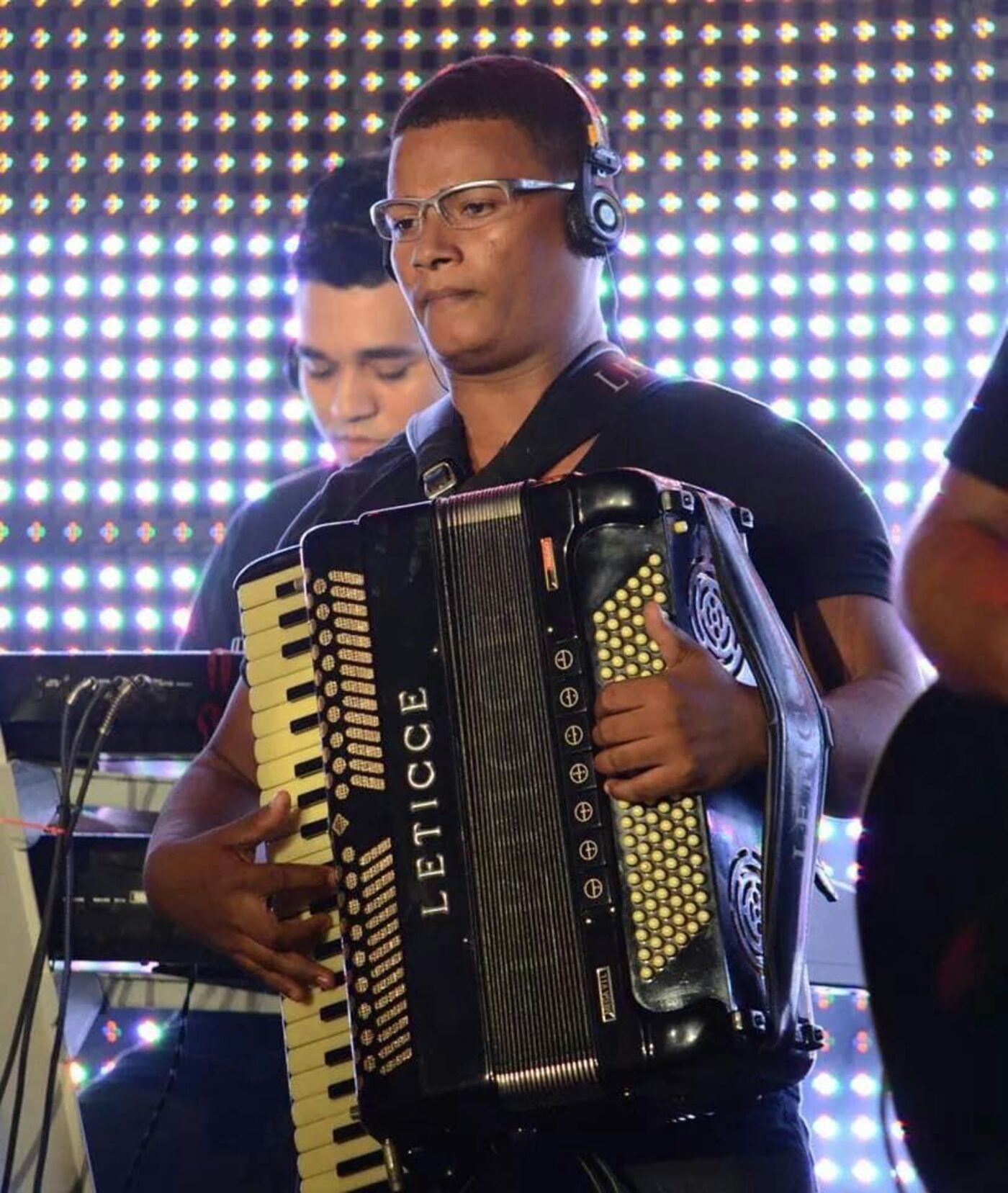 Mestre Nonô no palco com o acordeon, tocando com a banda