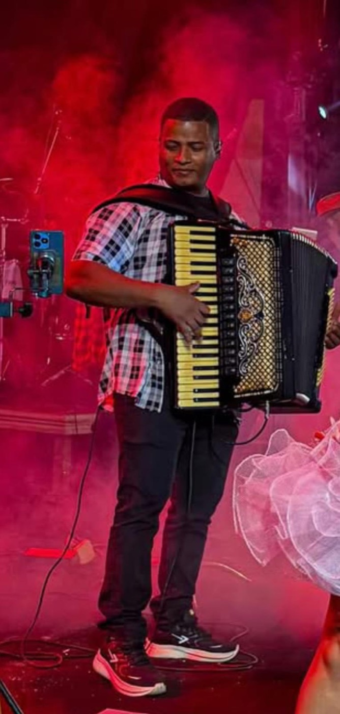 Mestre Nonô tocando sanfona ao vivo no palco