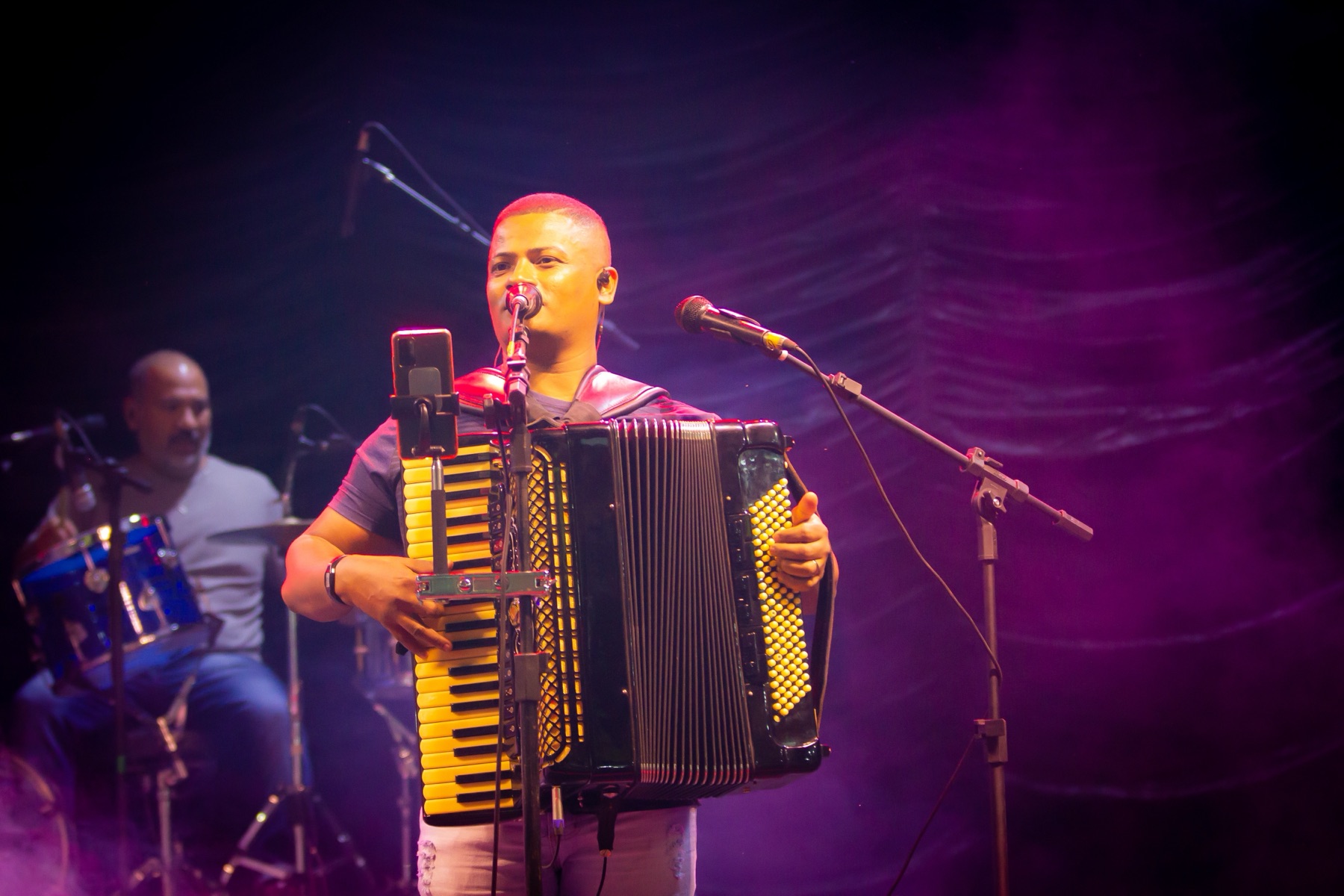 Mestre Nonô tocando sanfona ao vivo no palco